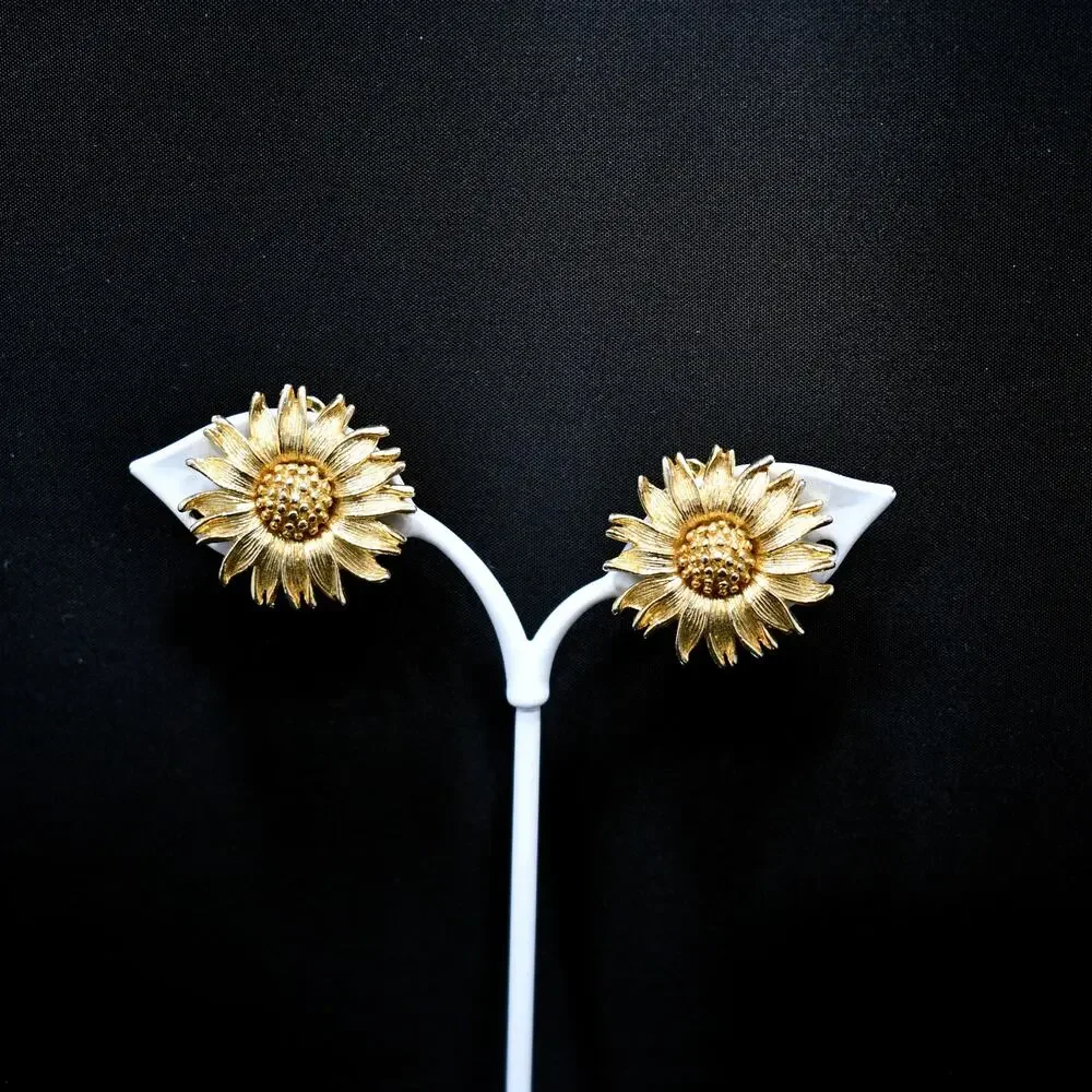 Vintage Lisner Sunflower Earrings, Gold Plated Clip Ons, 1960s Jewelry